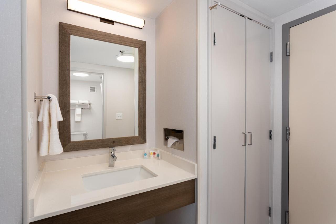Comfort Inn & Suites Buffalo Airport Extérieur photo
