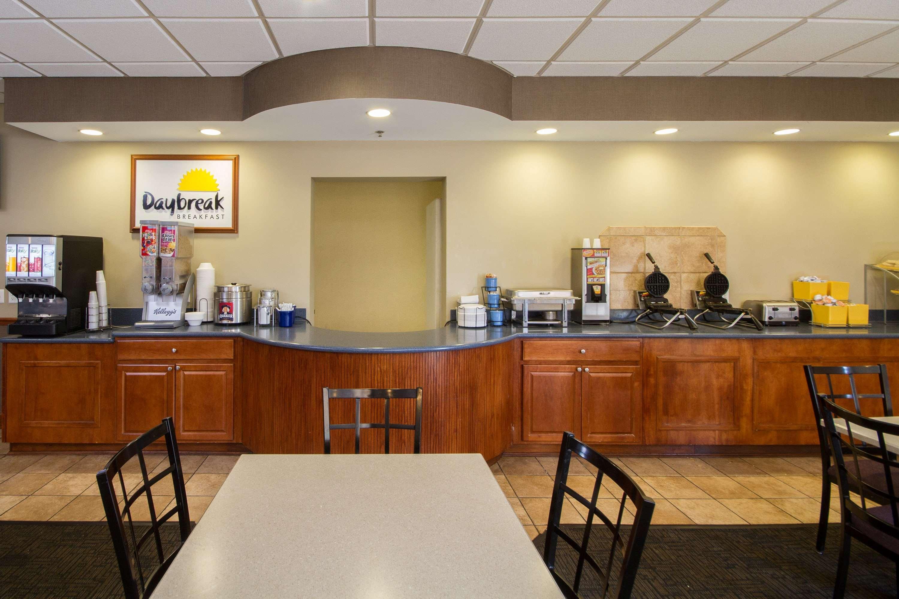 Comfort Inn & Suites Buffalo Airport Extérieur photo
