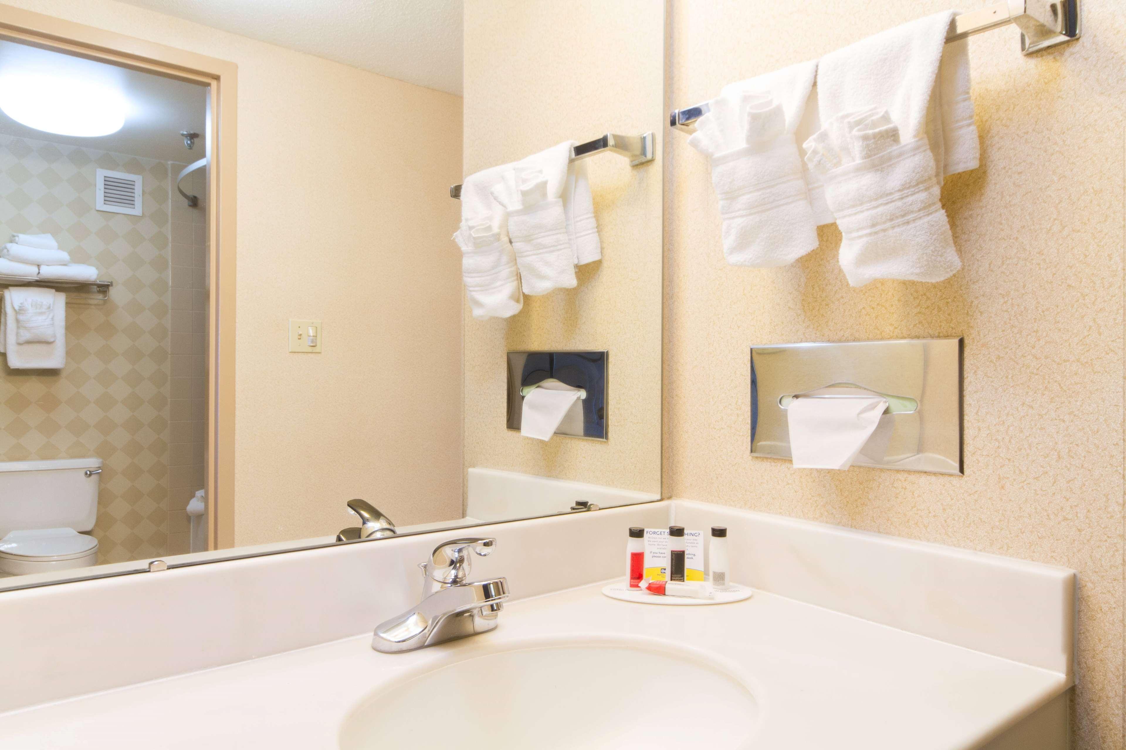 Comfort Inn & Suites Buffalo Airport Extérieur photo